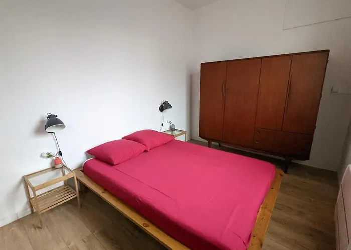 Maisonnette Avec Petite Cour